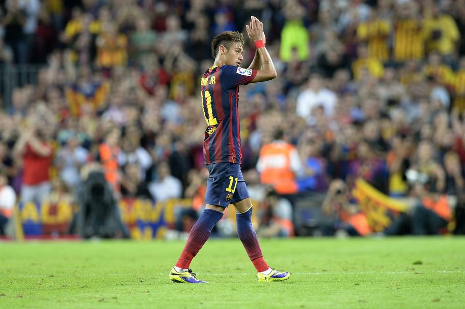 Neymar e l&#39;ovazione del Camp Nou. Afp